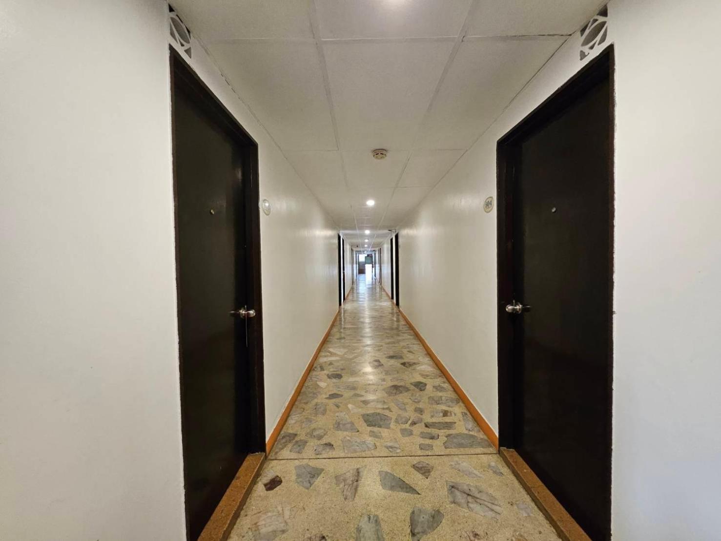Crown Bts Nana Hotel Bangkok Exterior foto