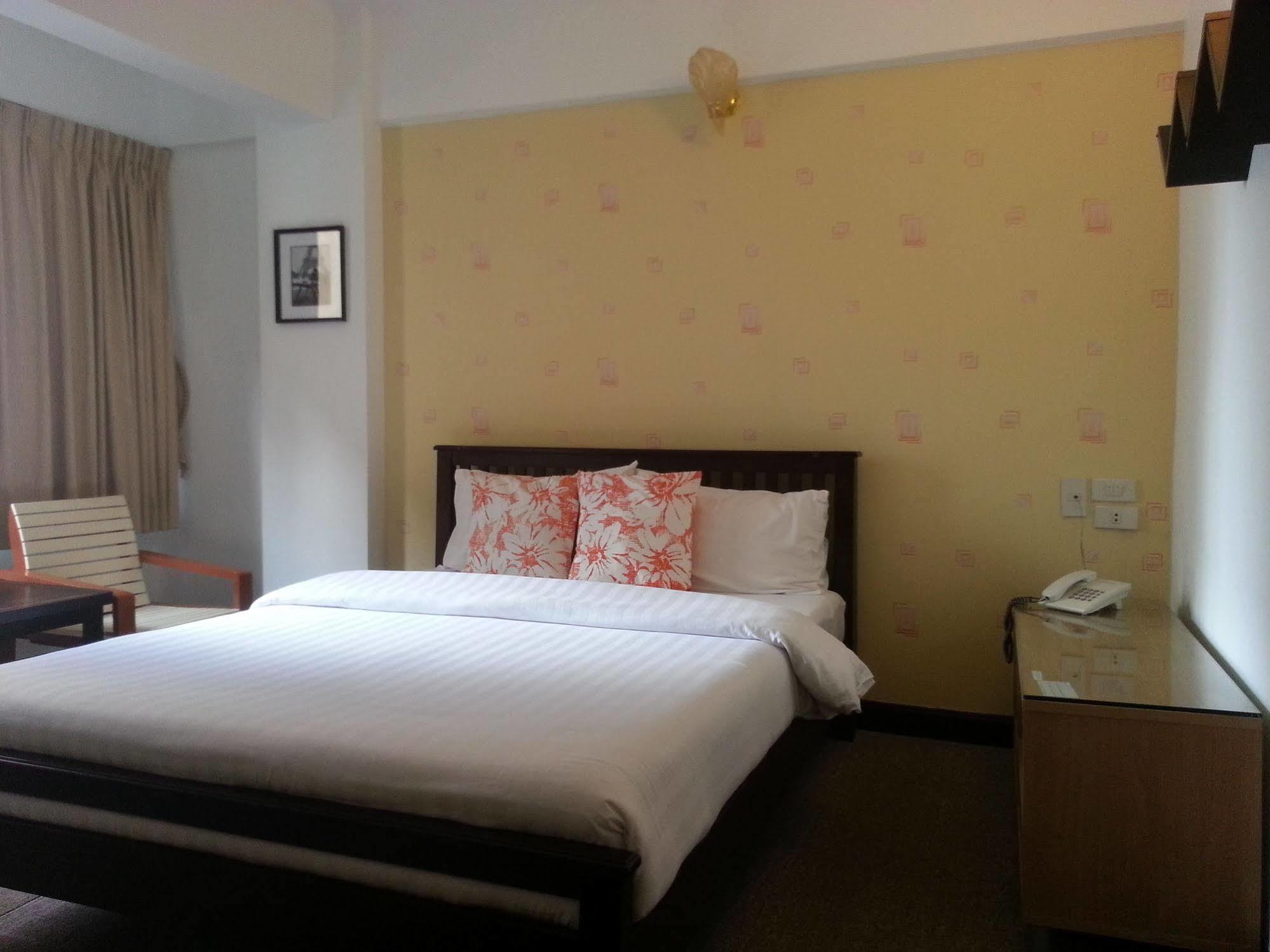 Crown Bts Nana Hotel Bangkok Exterior foto
