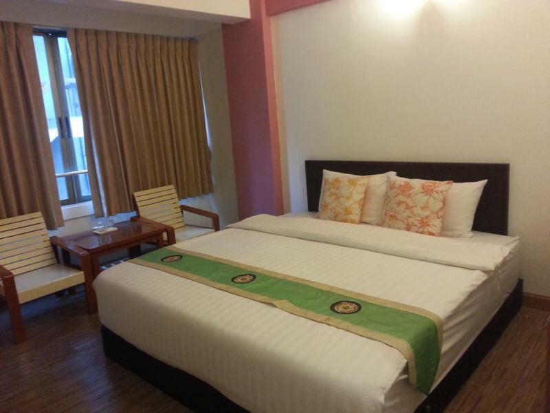 Crown Bts Nana Hotel Bangkok Exterior foto